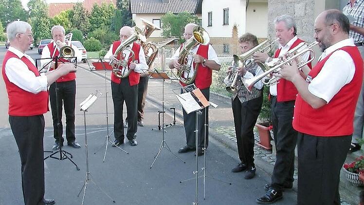 Vor 20 Jahren gründeten ehemalige Musiker die Rentnerband, die sich in Oerlenbach und Umgebung längst etabliert hat. Fotos: Stefan Geiger