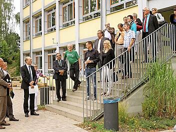 Die Mitglieder der Verbandsversammlung vor dem Gebäude der Grundschule, die Teil des Schulzentrums ist, mit Landrat Wilhelm Schneider (links) und Geschäftsführer Horst Hofmann (Dritter von links) Foto: Günther Geiling