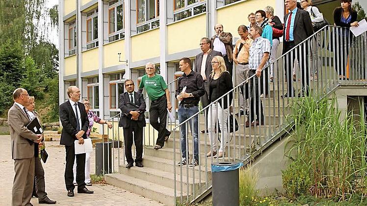 Die Mitglieder der Verbandsversammlung vor dem Gebäude der Grundschule, die Teil des Schulzentrums ist, mit Landrat Wilhelm Schneider (links) und Geschäftsführer Horst Hofmann (Dritter von links) Foto: Günther Geiling