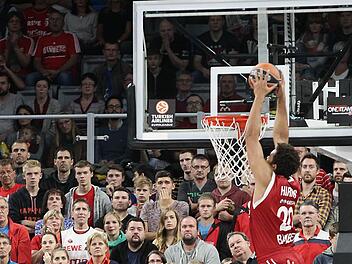 Elias Harris beim Dunking. Fotos: sportpress