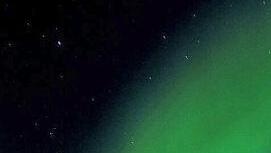 Abschiedsgruß in der letzten Urlaubsnacht Ende September 2016: Nordlichter über Reykjavík.  Fotos: Sarah Seewald