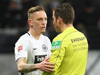 Aufreger (5): Schiedsrichter Harm Osmers (rechts) zeigte Marius Wolf gegen die Bayern zuerst die Rote Karte, korrigierte dann seine Entscheidung anhand der TV-Bilder und entschuldigte sich beim Einberger. dpa