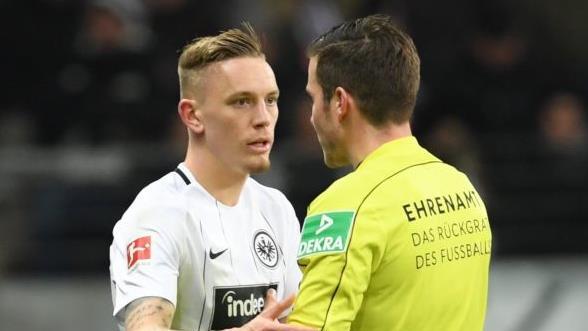 Aufreger (5): Schiedsrichter Harm Osmers (rechts) zeigte Marius Wolf gegen die Bayern zuerst die Rote Karte, korrigierte dann seine Entscheidung anhand der TV-Bilder und entschuldigte sich beim Einberger. dpa