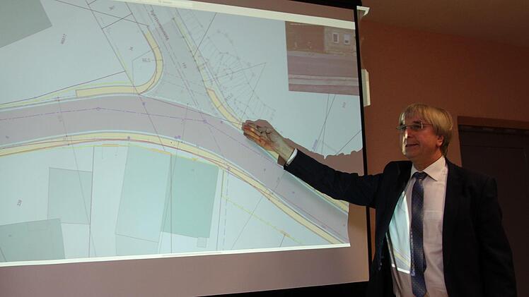 Abteilungsleiter Manfred Rott vom Straßenbauamt erläuterte die Maßnahmen in der Ortsdurchfahrt, hier an der Einmündung der "Veitensteinstraße" in die Staatsstraße.Günther Geiling