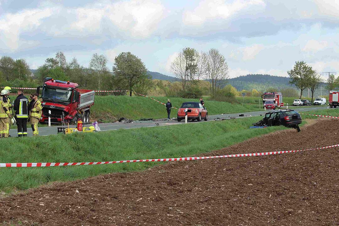 Frontalcrash mit Lkw in Oberfranken - 34-jähriger Autofahrer stirbt