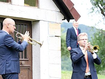 Bürgermeister Gerd Kleinhenz (links) ließ es sich nicht nehmen, nach der ersten Trauung am Kapellchen ein kleines Ständchen an der Trompete beizusteuern.  Fotos: Sebastian Schmitt