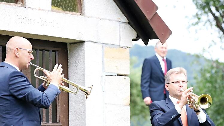 Bürgermeister Gerd Kleinhenz (links) ließ es sich nicht nehmen, nach der ersten Trauung am Kapellchen ein kleines Ständchen an der Trompete beizusteuern.  Fotos: Sebastian Schmitt