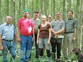 Einblick vor Ort (v.l.): Ludwig Hofmann, Franz Wolf, Wilfried Bretscher, Ute Kerschbaum, Petra Schmalbruch, Bernd Trunk und Hubert Türich.  Foto: Matthias Lunz, AELF