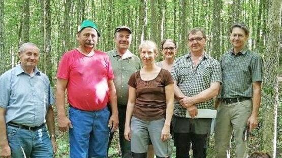 Einblick vor Ort (v.l.): Ludwig Hofmann, Franz Wolf, Wilfried Bretscher, Ute Kerschbaum, Petra Schmalbruch, Bernd Trunk und Hubert Türich.  Foto: Matthias Lunz, AELF