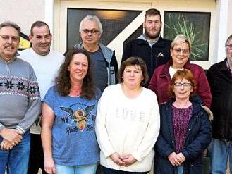 Anton Wolf, Franz Kaltenhäußer, Holger Hopfes, Karoline Becker und Herbert Hopfes (hinten v. l.) sowie Walter Roth, Carmen Christof, Karin Wolf und Christina Binder (vorne v. l.) bilden den Vorstand des Krieger-, Soldaten- und Kameradschaftsvereins. Foto: Richard Sänger