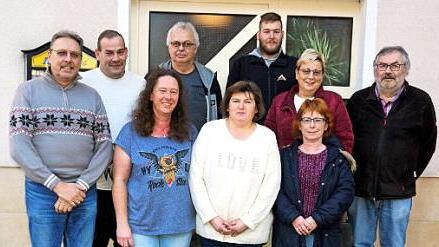 Anton Wolf, Franz Kaltenhäußer, Holger Hopfes, Karoline Becker und Herbert Hopfes (hinten v. l.) sowie Walter Roth, Carmen Christof, Karin Wolf und Christina Binder (vorne v. l.) bilden den Vorstand des Krieger-, Soldaten- und Kameradschaftsvereins. Foto: Richard Sänger