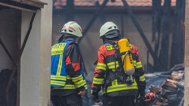 Stallung im Ortskern geht in Flammen auf
