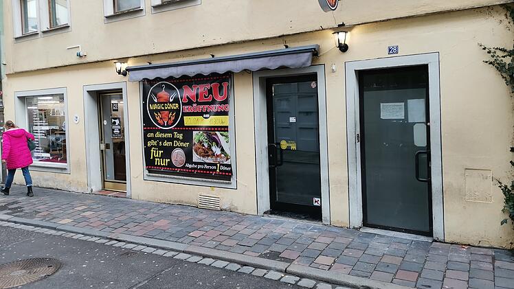 Ein neuer Imbiss namens "Magic Döner" eröffnet in der Bamberger Innenstadt. Zur Eröffnung gibt es eine 1-Cent-Aktion, die auf einem großen Schild beworben wird.