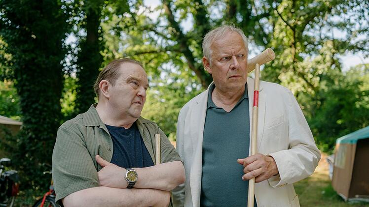 In Wahrheit hasst Gerald (Axel Milberg, rechts) Camping. Dass seine Familie aufkreuzt, nervt ihn umso mehr. Doch was tut man nicht alles, um beim Chef (Gustav Peter W&ouml;hler) Eindruck zu schinden ...