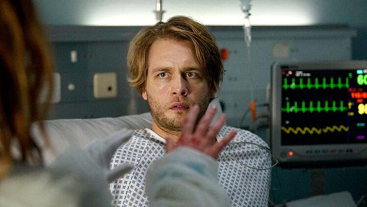 Leo Rabe (Luan Gummich) wird wegen einer Mumps-Infektion im Krankenhaus behandelt.