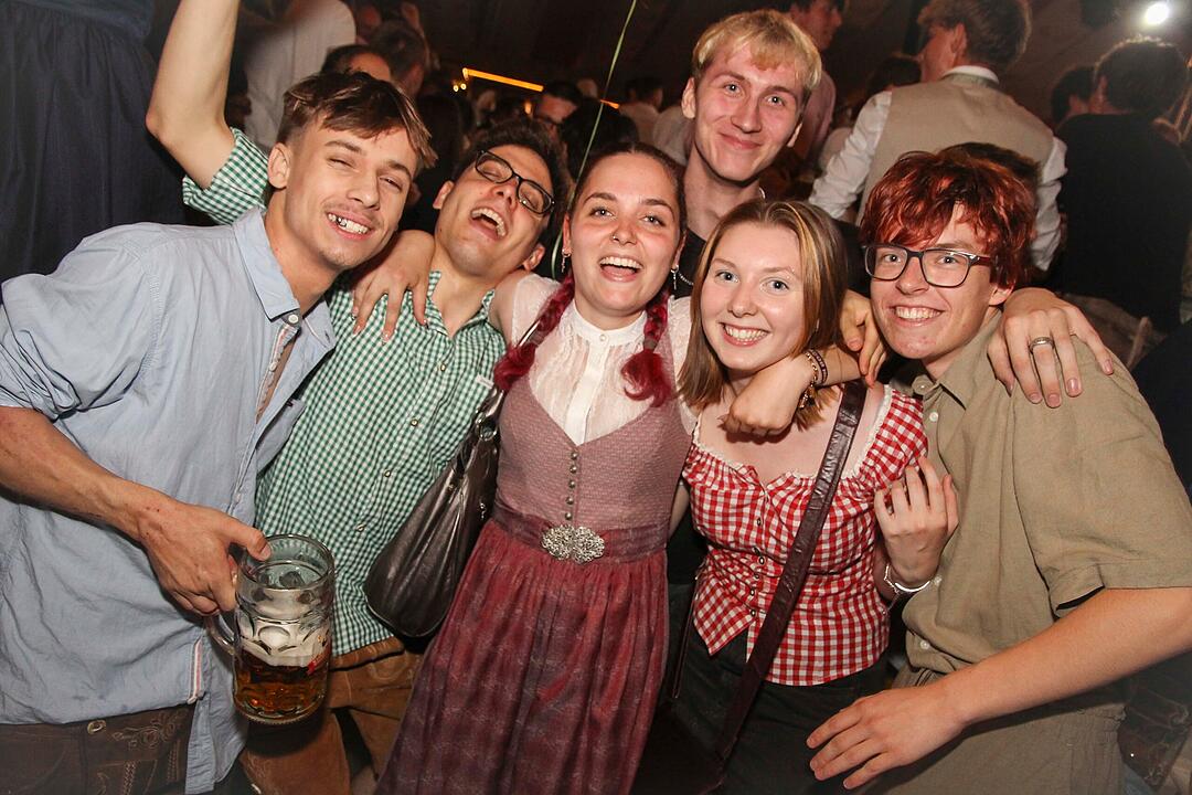 Tanzen, Feiern, Mitsingen &ndash; bayerische Partystimmung bis Mitternacht.
