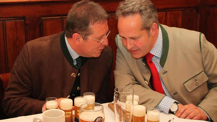 OB Henry Schramm (CSU) im Gespräch mit Vorstand Markus Stodden.