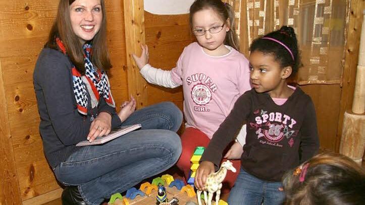 Nadine Laukner hat keine Angst vor den vielen Dinos, wie Aimee Wurzbacher und Jay Anyanwu erfreut feststellen. Foto: Sonja Adam