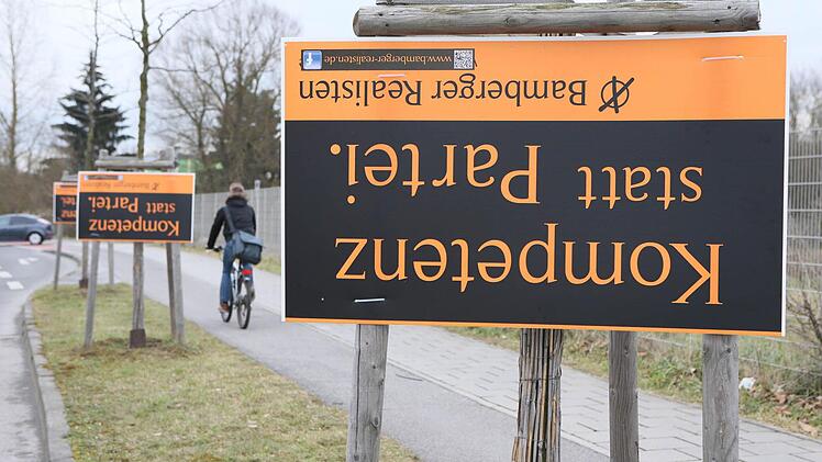 Absicht oder nicht? Plakate der Bamberger Realisten stehen Kopf.   Foto: Matthias Hoch