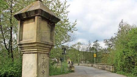 Am Pfeiler für das Unglück von 1929 vorbei führt der Rad- und Fußweg über die Regnitzbrücke.   Foto: rm