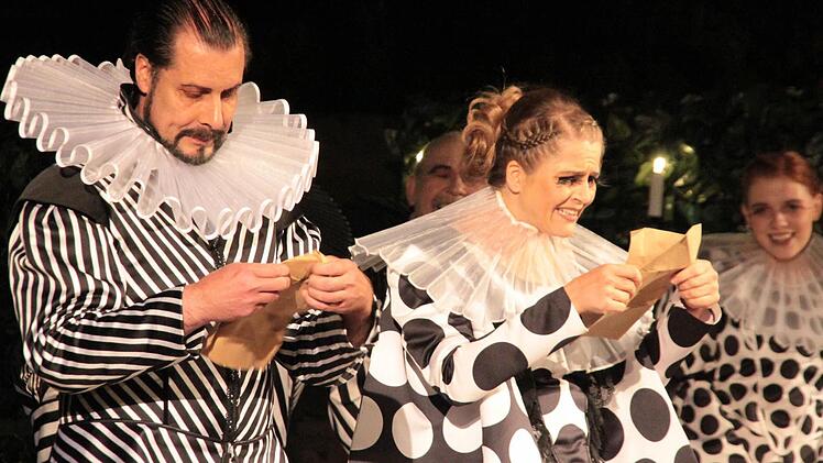 Den Inhalt der Briefe können Benedikt (Frank Ziegler) und Beatrice (Patricia Wagner) kaum glauben.