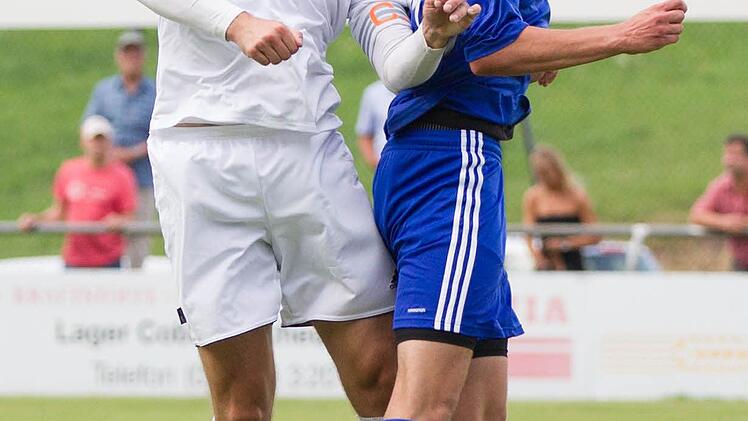 Kopfballduell zwischen dem Frohnlacher Torschützen Dominic Graf (rechts) und Christian Goller. Foto: Heinrich Weiß