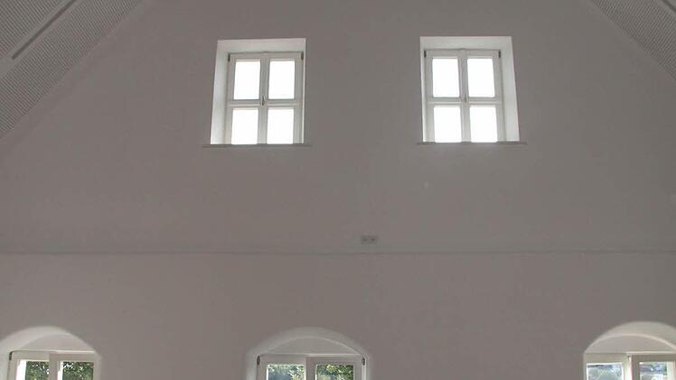 Das Kantoratsgebäude im Inneren: Ein Fenster, das von Glaskünstler Wilfried Radtke aus Rugendorf gestaltet wurde, zaubert beeindruckende Lichtreflexe ins Zimmer.