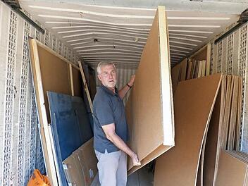 Die Teile sind nicht schwer und leicht zu montieren. Zwei Helfer reichen dafür aus. Der Transport würde mit Containern erfolgen.  Fotos: Edgar Bartl