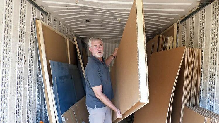 Die Teile sind nicht schwer und leicht zu montieren. Zwei Helfer reichen dafür aus. Der Transport würde mit Containern erfolgen.  Fotos: Edgar Bartl