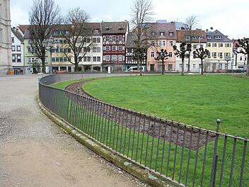 An der Seite zur Ehrenburg hin, ist der Zaun verbogen. Ob das beim Schlossplatzfest 2013 passierte oder vielleicht beim Sambafest, eine Woche zuvor, lässt sich nicht mehr sagen. Foto: Ulrike Nauer