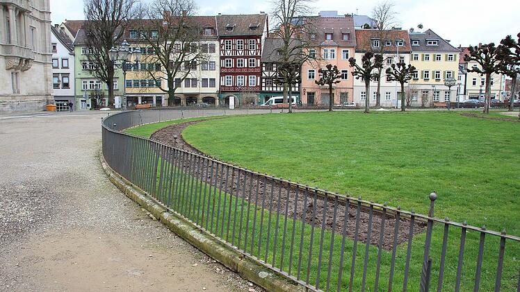 An der Seite zur Ehrenburg hin, ist der Zaun verbogen. Ob das beim Schlossplatzfest 2013 passierte oder vielleicht beim Sambafest, eine Woche zuvor, lässt sich nicht mehr sagen. Foto: Ulrike Nauer