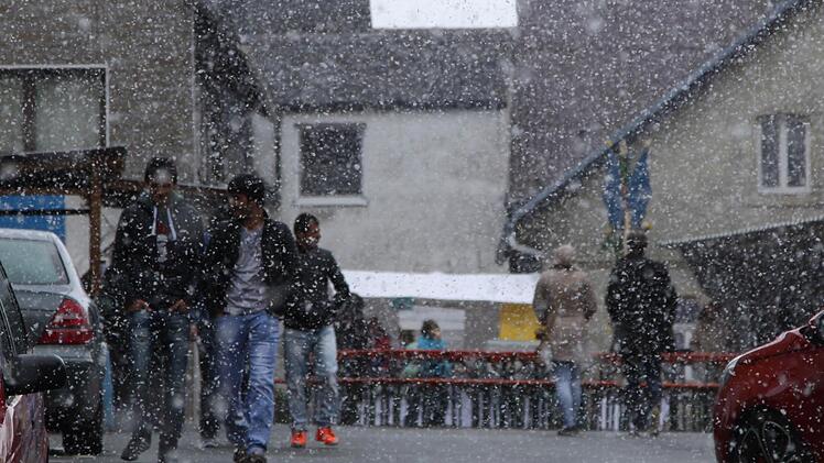 Verschneit war der Frühschoppen um die Mittagszeit. Nach dem Schneefall war das Wetter allerdings wieder "auszuhalten." Foto: Klaus Klaschka