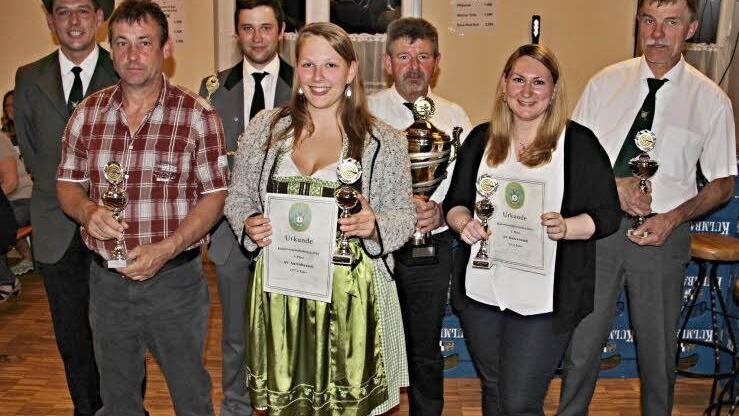 Für erfolgreiche Teilnahme am Hubertusschießen 2016 überreichte der Sportwart der Dürrenrieder Hubertusschützen, Martin Schramm (links), Pokale und Urkunden an Vertreter der teilnehmende Vereine. Sieger wurde die RK Heuberg, für die Werner Höhn (Dritter von rechts) den Pokal entgegen nahm. Foto: Helmut Will