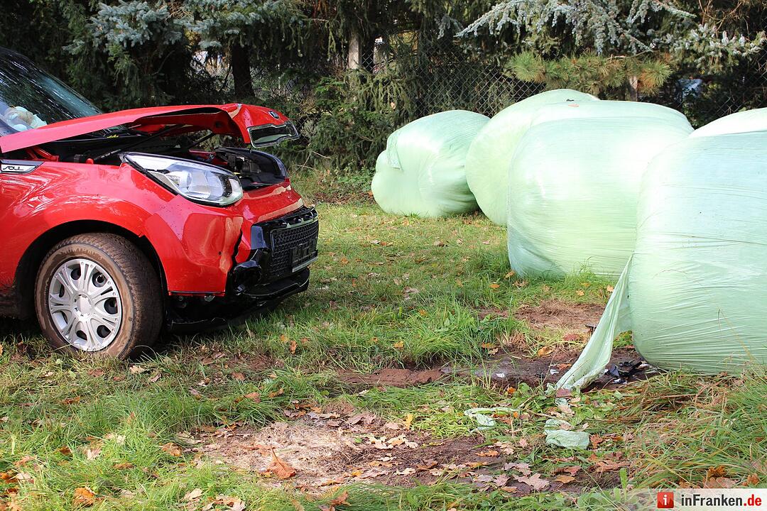 Unfall aufgrund von medizinischer Ursache – Kleinwagen in Heuballen geparkt