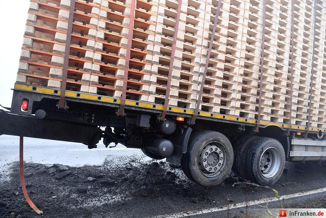 Kreis Bamberg: Lkw-Gespann gerät bei Baunach ins Bankett und kippt um