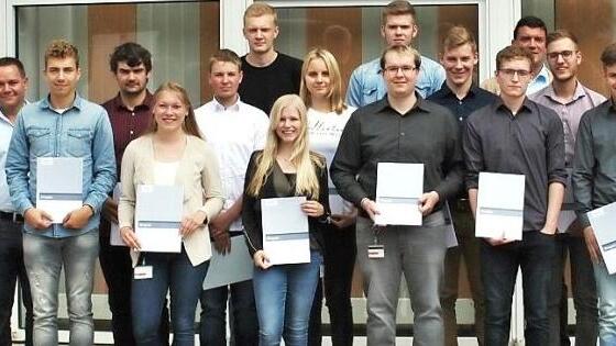 Auf dem Foto (von links) Helmut Hornung (Ausbildungsleiter), J&uuml;rgen Kleinhenz, Thomas Paul (beide Ausbilder), Anja Johannes (Teamassistenz/Recruiting), Joachim Krech (Ausbildungskoordinator Betriebeeinsatz) mit den Absolventen und (von rechts) Hermann Weiland (Personalleiter), Klaus Giese (Mentor Verbundstudium), Reiner Wehner (Ausbildungskoordinator Betriebeeinsatz), Sophia Martin (JAV-Vorsitzende), Thomas Schneider (Fertigungsleiter) und Oliver Mauer (Betriebsratsvorsitzender) (Achter von r...