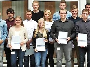 Auf dem Foto (von links) Helmut Hornung (Ausbildungsleiter), Jürgen Kleinhenz, Thomas Paul (beide Ausbilder), Anja Johannes (Teamassistenz/Recruiting), Joachim Krech (Ausbildungskoordinator Betriebeeinsatz) mit den Absolventen und (von rechts) Hermann Weiland (Personalleiter), Klaus Giese (Mentor Verbundstudium), Reiner Wehner (Ausbildungskoordinator Betriebeeinsatz), Sophia Martin (JAV-Vorsitzende), Thomas Schneider (Fertigungsleiter) und Oliver Mauer (Betriebsratsvorsitzender) (Achter von r...