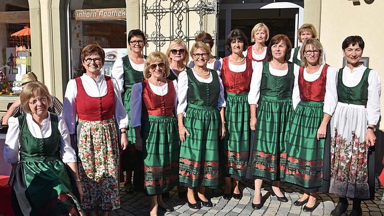 Die Frauen der Dorfgemeinschaft Rügheim präsentierten bei der Kirchweih in Haßfurt ihre selbst geschneiderte Tracht, während die Kulturbeauftragte des Landkreises Haßberge, Renate Ortloff (rechts), die Entstehungsgeschichte dieser neu geschaffenen Tracht Revue passieren ließ.Ulrike Langer