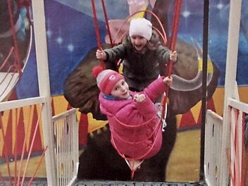 Passend zur heute beginnenden Martinikirchweih ziert die November-Seite ein Schiffschaukel-Motiv.