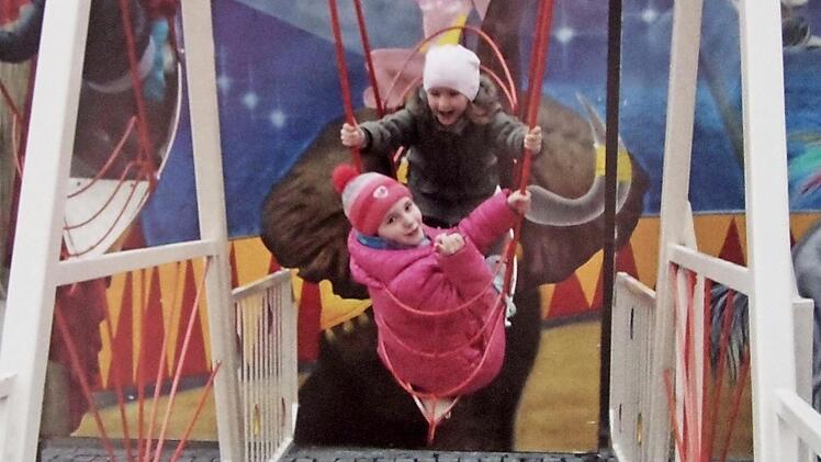 Passend zur heute beginnenden Martinikirchweih ziert die November-Seite ein Schiffschaukel-Motiv.