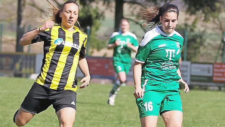 Jessica Ittner von der Spvg Eicha (links) im Laufduell mit Franziska Hutter vom SV Thenried.  Foto: Lisa H&uuml;mmer