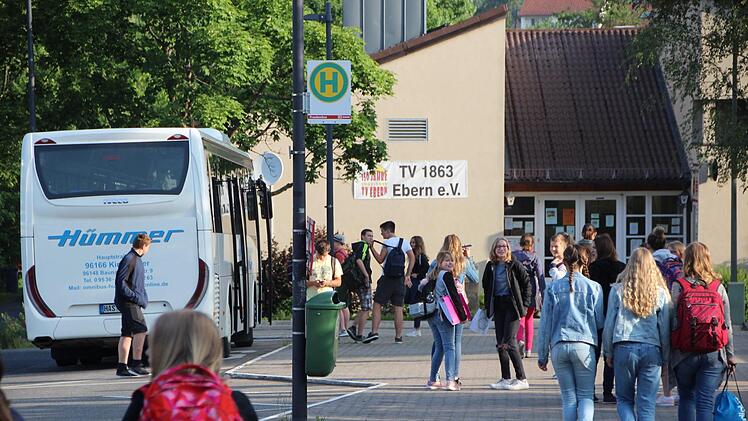 Die Bushaltestelle vor der Mittelschule gehört zu den meistfrequentierten Verkehrsflächen im Landkreis Haßberge.Eckehard Kiesewetter