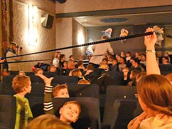 Rund 100 Kinder aus dem Kreis Haßberge waren bei der Eröffnung der Kita-Kinowoche in Zeil und bestaunten die meterlange Filmrolle von früher. 24 Aufnahmen sind eine Sekunde. Heute gibt es nichts mehr zum Anfassen. Filme liegen digital auf Festplatten. Foto: Christoph Wiedemann