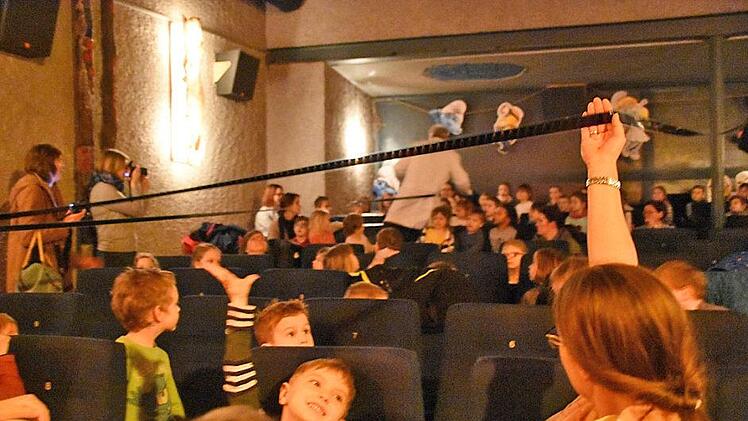 Rund 100 Kinder aus dem Kreis Haßberge waren bei der Eröffnung der Kita-Kinowoche in Zeil und bestaunten die meterlange Filmrolle von früher. 24 Aufnahmen sind eine Sekunde. Heute gibt es nichts mehr zum Anfassen. Filme liegen digital auf Festplatten. Foto: Christoph Wiedemann