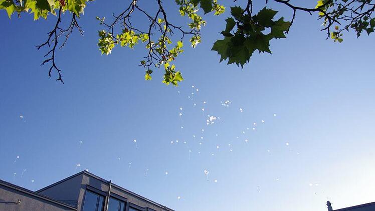 Da fliegen die Luftballons davon. Foto: Klaus Werner