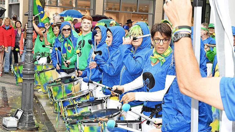 Der Samba-Auftakt funktionierte auch mit Schirm und Regencape.