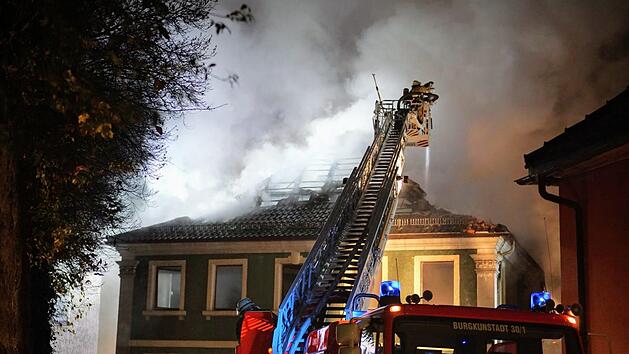 Zus&auml;tzlich zur hier eingesetzten Burgkunstadter Drehleiter wurde f&uuml;r das L&ouml;schen im r&uuml;ckw&auml;rtigen Bereich des Hauses noch eine zweite aus K&uuml;ps angefordert. Fotos: Bastian S&uuml;nkel