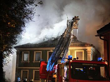 Zusätzlich zur hier eingesetzten Burgkunstadter Drehleiter wurde für das Löschen im rückwärtigen Bereich des Hauses noch eine zweite aus Küps angefordert. Fotos: Bastian Sünkel