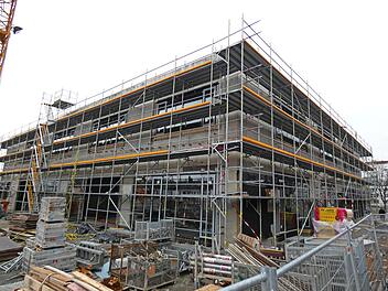 Der Ersatzneubau am Beruflichen Schulzentrum liegt im Zeitplan. Derzeit erfolgt der Fenstereinbau mit der Verglasung. Diese Arbeiten sollen bis Ende Februar 2022 abgeschlossen sein, wie der Bauausschuss des Kreistages Kulmbach erfuhr.