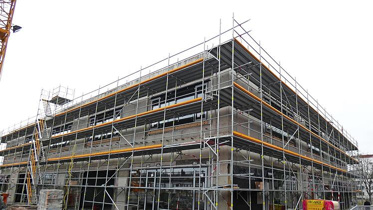 Der Ersatzneubau am Beruflichen Schulzentrum liegt im Zeitplan. Derzeit erfolgt der Fenstereinbau mit der Verglasung. Diese Arbeiten sollen bis Ende Februar 2022 abgeschlossen sein, wie der Bauausschuss des Kreistages Kulmbach erfuhr.